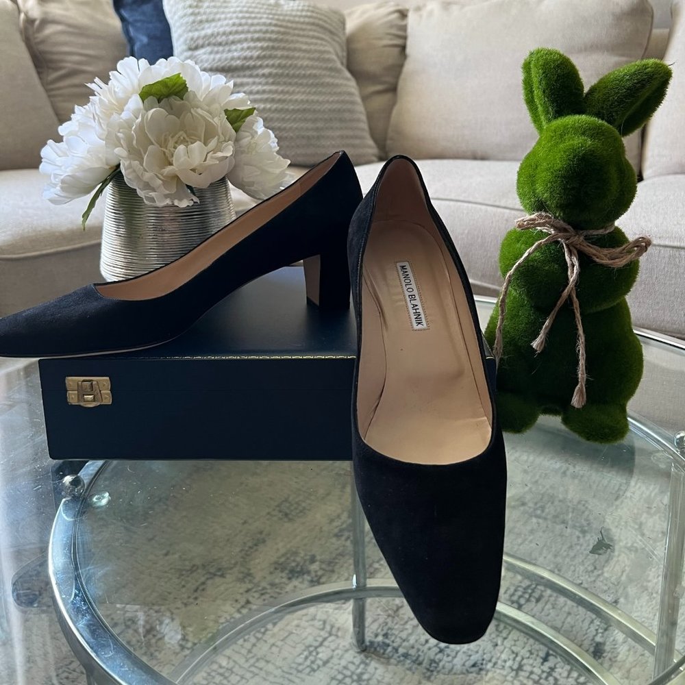 MANOLO BLAHNIK Okkatopla Suede Block-Heel Pump